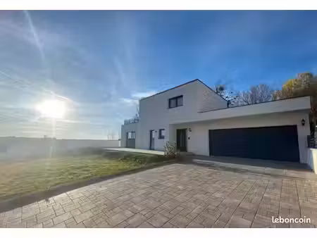 maison moderne proche frontière