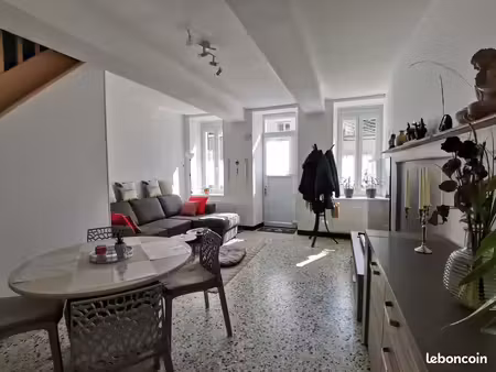 loue maison avec cour et bâtiment à liesse