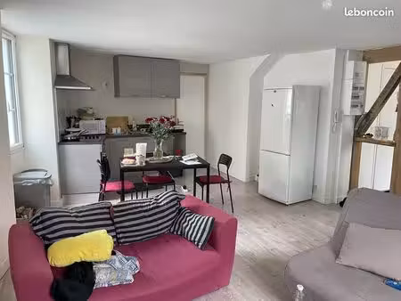 très bel appartement 3 pièces de 72m² situé au centre de mirebeau