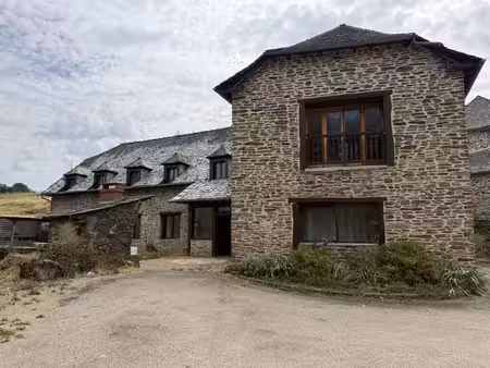 grande bâtisse en pierre de caractère