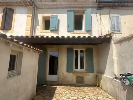 maison de ville en pierre avec extérieur