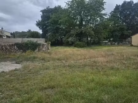 terrain 700 m² landiras