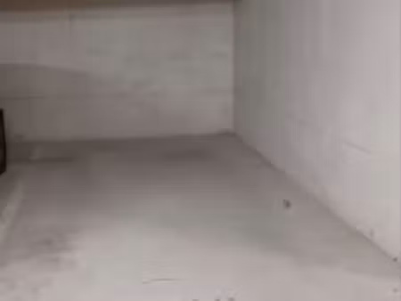 place de stationnement en sous-sol sécurisé