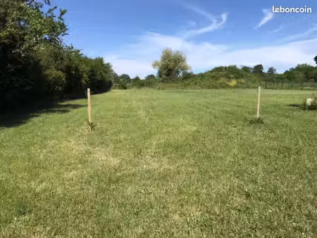 terrain 824 m² pugnac