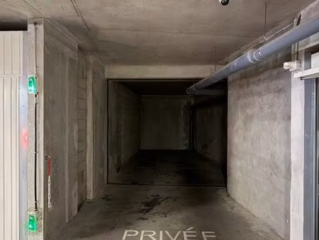 place double en parking sous vidéosurveillance