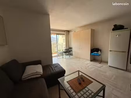 sous location studio avec terrasse et piscine