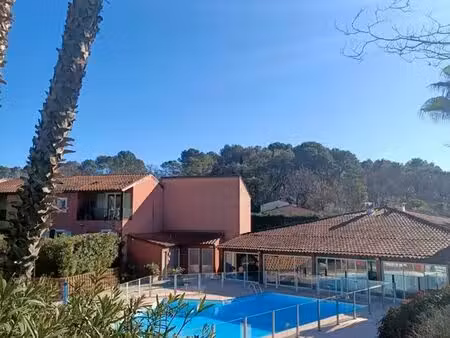 joli studio avec place privative et piscine dans résidence sécurisée