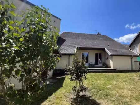 grande maison familiale de 174 m² avec terrasse  garage et terrain clos