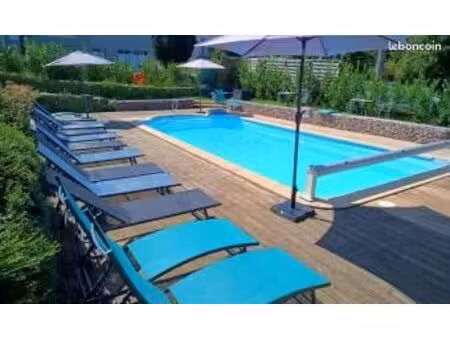 vaste ferme avec 5 grands appartements et une piscine extérieure chauffée