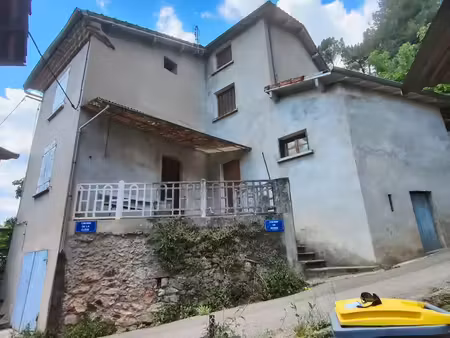 maison de village à renover 115 m2 ( 8 pièces 1 garage 1 parking)