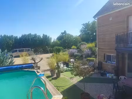 propriété d’exception avec piscine et jacuzzi