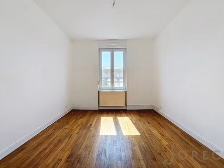 appartement f4 de caractère avec balcon à proximité immédiate de la gare