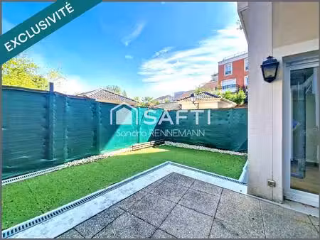 duplex calme et lumineux avec jardin et parking.