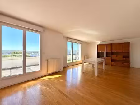 appartement 5 pièces avec balcon  un parking et une cave