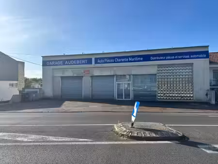 batîment à usage commercial sur un axe central