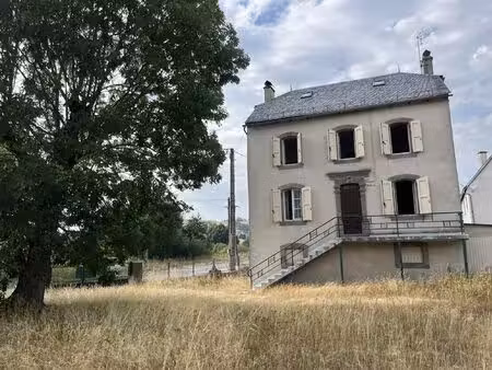 maison de caractère 90m2 et un terrain de 940 m²- allanche