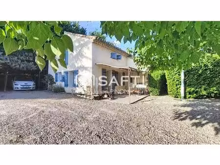 propriété au calme absolu avec piscine et grand terrain à saignon