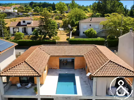villa contemporaine avec piscine et vue dégagée