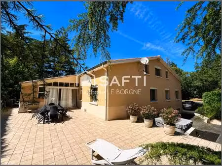 belle villa 5 chambres danc parc arboré