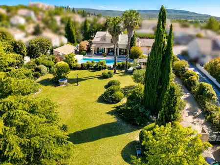 propriété rare: composée de deux maisons au cœur d'un splendide jardin paysagé