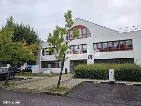 bureaux 74 m²