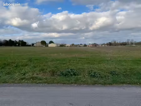 terrain à bâtir de 740 m2 au prix de 31900 à coulonges (17)