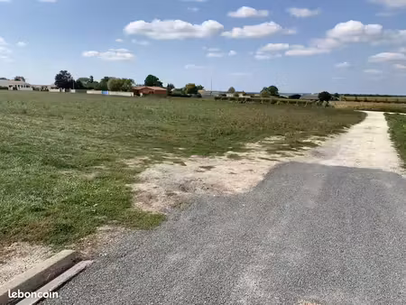 terrain à bâtir de 381 m2 au prix de 49900 à grezac (17)