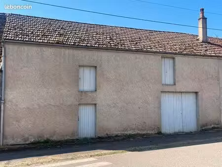 ancienne maison transformée en atelier garage