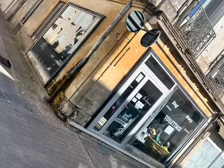 local commercial en angle de rue