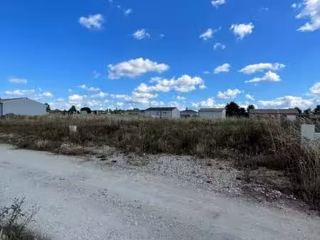 terrain 640 m² auros