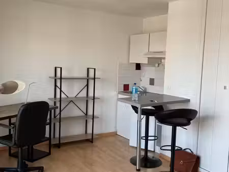 proche ligne tram studio meublé 26 m2 +parking