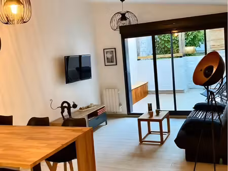 appartement meublé 40 m² + cour privative 30 m² + atelier 14 m²