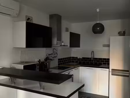 t2 meublé 46m² – balcon – parking – la joliette