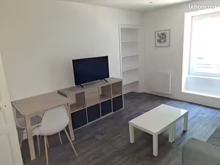 loue petit f2 numero 4 13 quai