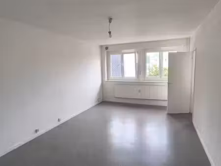 31 m² + meublé + parking + cuisine indépendante neuve + dpe c + 770 cc