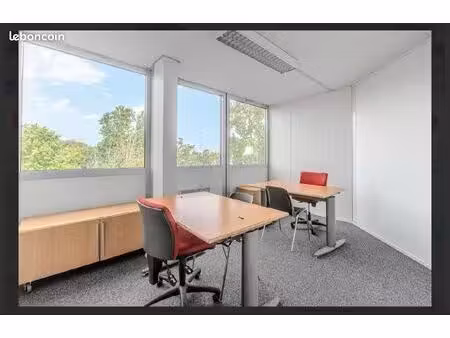 6 bureaux  1 salle de réunion et une cuisine