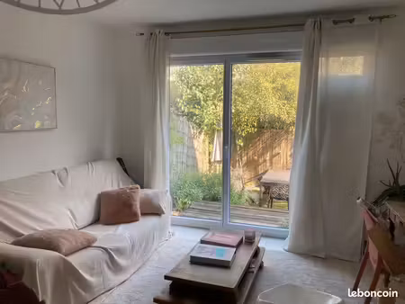 maison chaleureuse à bègles avec 2 chambres  jardin privatif et parking  au sein d'une rés
