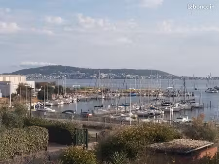 t2 de 2009 avec vue sur le mont saint clair avec grand balcon et garage