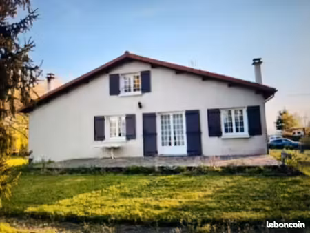 villa plein pied de 100 m2 sur terrain plat  arboré & clos de murs d'une surface de 1932 m