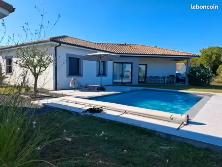 belle maison moderne 5 pièces de plain-pied à benquet