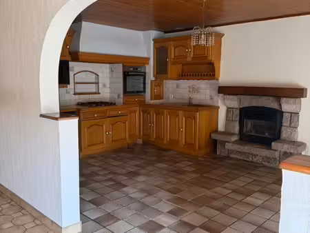 maison en pierre dans le bourg de lieuron