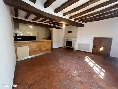 maison de caractère avec extérieur  habitable de suite  centre de durtal