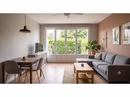 bel appartement 2 pièces à proximité immédiate des transports avec balcon !