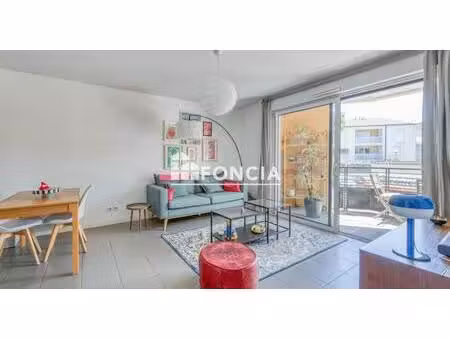 t2 avec balcon et parking couvert