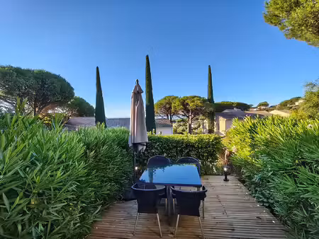 studio rénové avec terrasse  aperçu mer et piscine