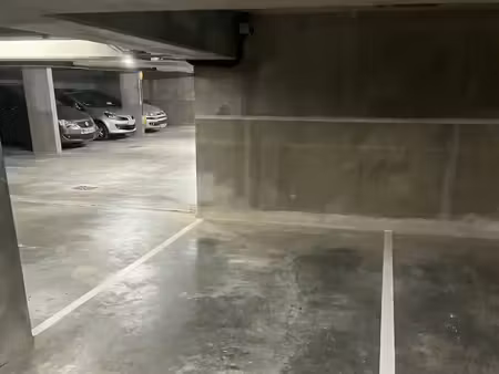 parking neuf sécurisé (caméra + bip)