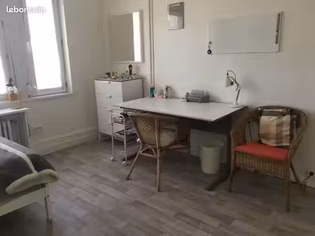 jolie et grande chambre meublée pour étudiante