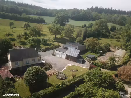maison avec nombreuses dépendances