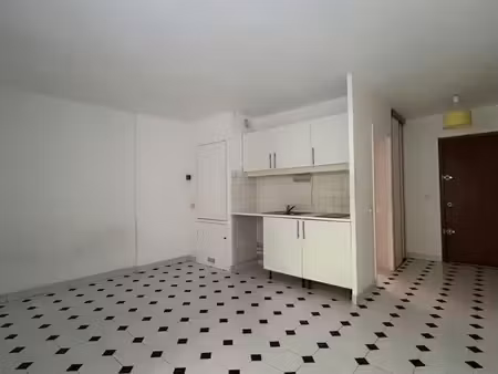 studio 25m² rdc/jardin privatif/cave et parking souterrain 185 000