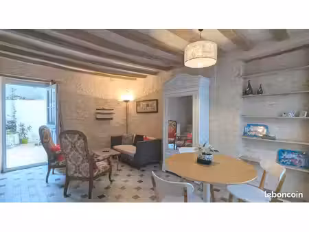 charmante maison de ville  avec cour au sud. proche des commerces. pierres  poutres  colom